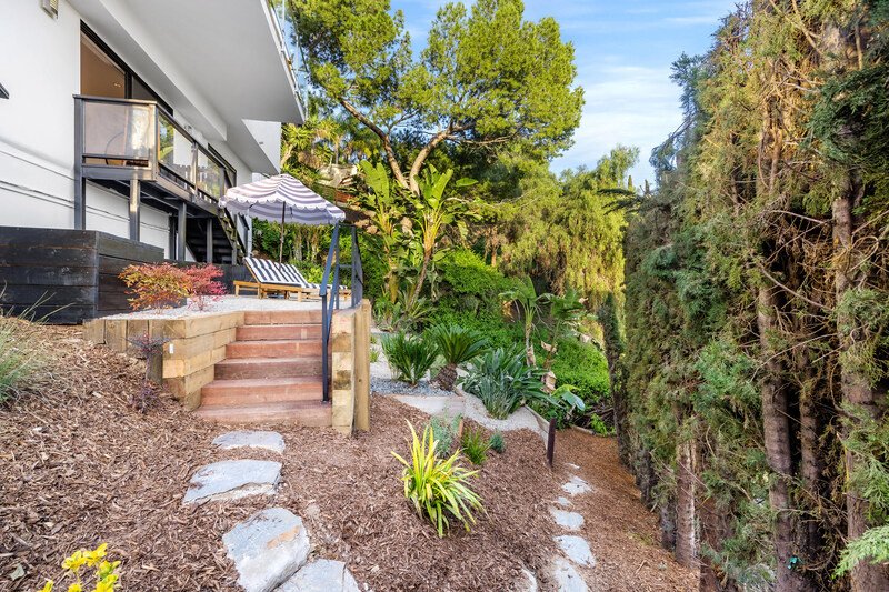 Jardin con escalera y arboles
