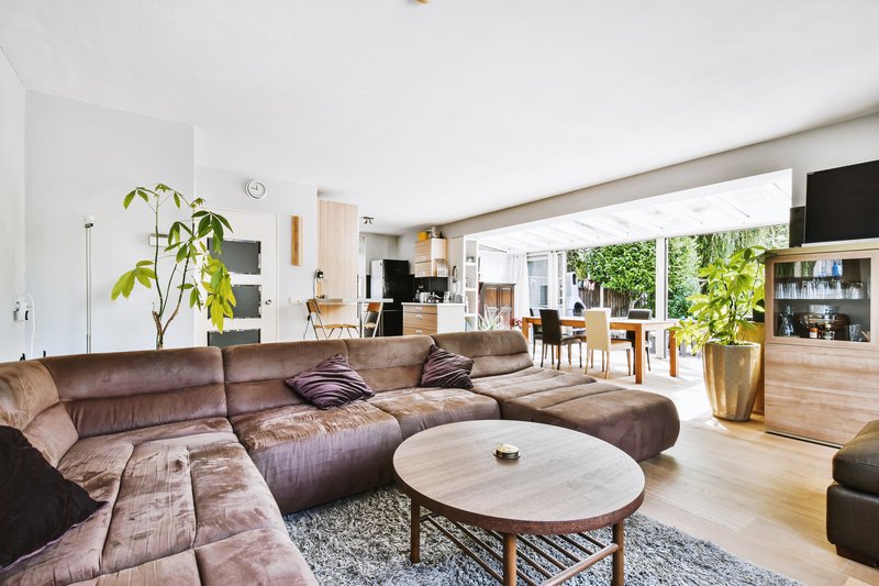 Sala amplia con ventanal