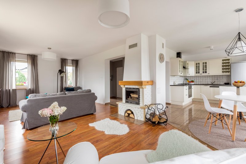Living room espacioso con chimenea